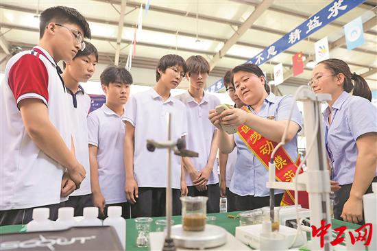 悦来网 劳模工匠进校园&#32;三维模式育人才